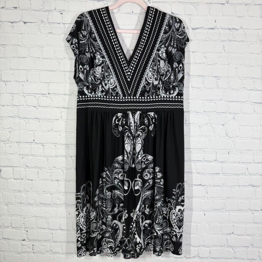 Kiara V-Neck Dress Women Plus XXL Black and White Short Sleeve Fair Isle Flowy